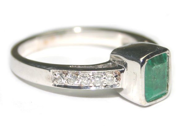 1.50 CT DIAM & EMERALD 4.40 GR 14kt GOLD RING. - 2