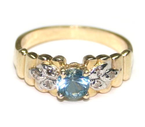 0.30 CT DIAMOND & BLUE TOPAZ 14KT GOLD RING.