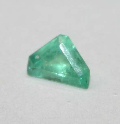 GENUINE 0.90 CT COLOMBIAN EMERALD .