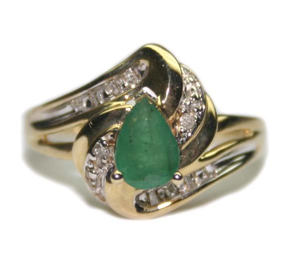 0.85 CT DIA & EMERALD 10K GOLD RING 3 GR .