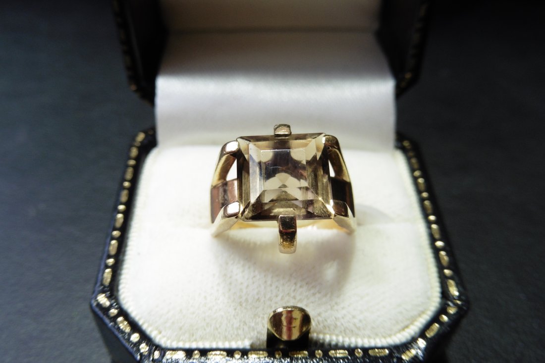 Pre-owned 9ct gold quartz ring (1 of 3)