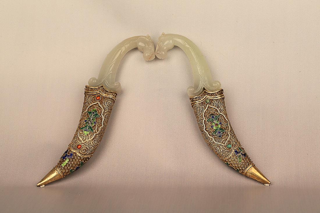 A PAIR OF TREASURES INLAY MACHETES: The body is decorated with beast design. The shape is perfect and intact. Dimension: weight is 277g and the another weight is 283g length:27.1cm, width:4.7cm