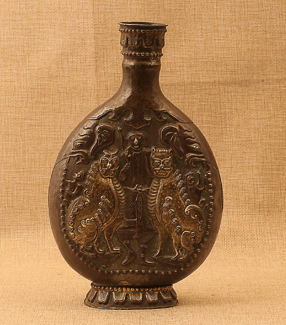 7-9TH CENTURY, A LION&PEOPLE PATTERN GILT SILVER POT,: The shape is perfect and intact. Dimension: weight:586 g height: 24.2cm, width:15.2cm ï¼Œthicknessï¼š6.5cm