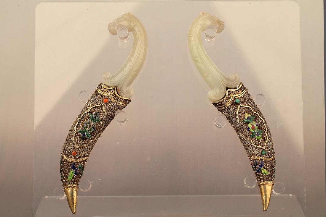 A PAIR OF TREASURES INLAY MACHETES: The body is decorated with beast design. The shape is perfect and intact. Dimension: weight is 277g and the another weight is 283g length:27.1cm, width:4.7cm