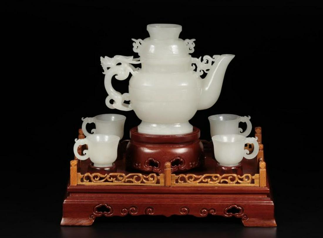 A FIVE-PICEC SET OF HETIAN WHITE JADE DRAGON ERA TEA: Time: Since 1949 / Weight(1)200g/Weight(2)690 /Diameter 1.57 in/Height(1) 1.22 in /Length 6.69 in / Width 2.56 in / Height(2) 5.31 in