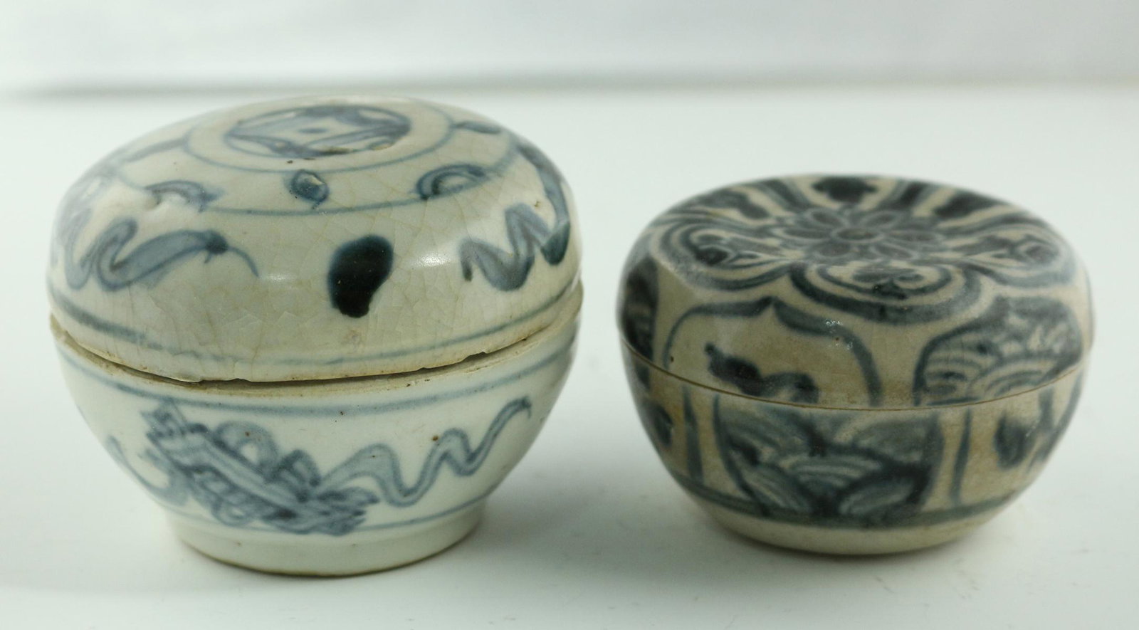 PAIR OF BLUE & WHITE BOXES WITH COVERS: Two Undersea Blue & White Boxes with Covers, Ming dynasty. Small one is decorated with Chrysanthemum design, big one is decorated with Taoist eight treasures design. Dimension1: 8 x 8 x 6 cm / Dimensi