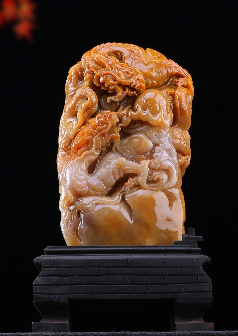 A SOAPSTONE CARVED DRAGON PATTERN ORNAMENT: Dimension 17 x 11 x 32 cm