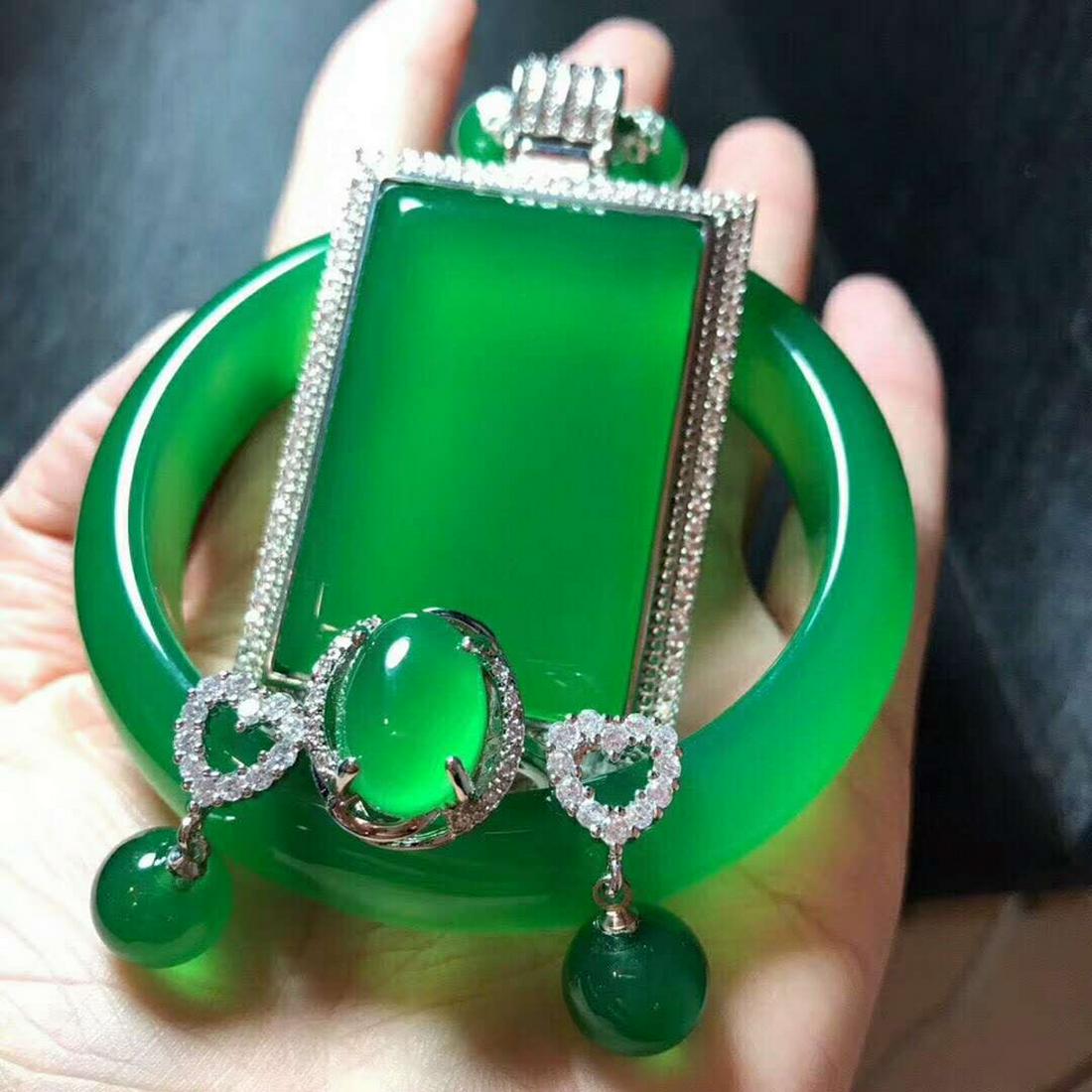 SET OF GREEN JADEITE EARRINGS&BANGLE&RING&NECKLACE: Dimension 6.2 x 1.45 x 0.75 cm