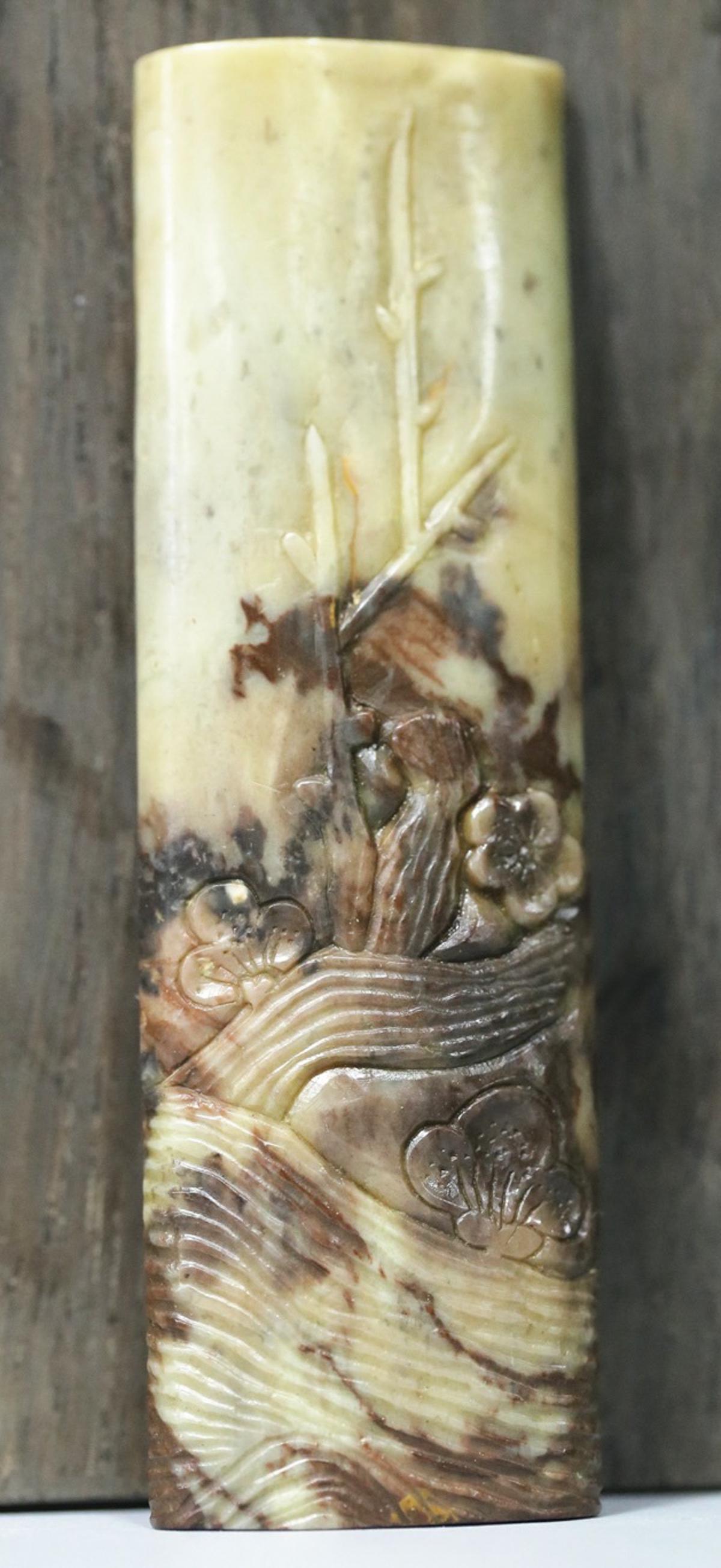 A SOAPSTONE CARVED FLORAL PATERN ARM REST: Length 11 cm / Width 3.4 cm / Weight 43.558 g