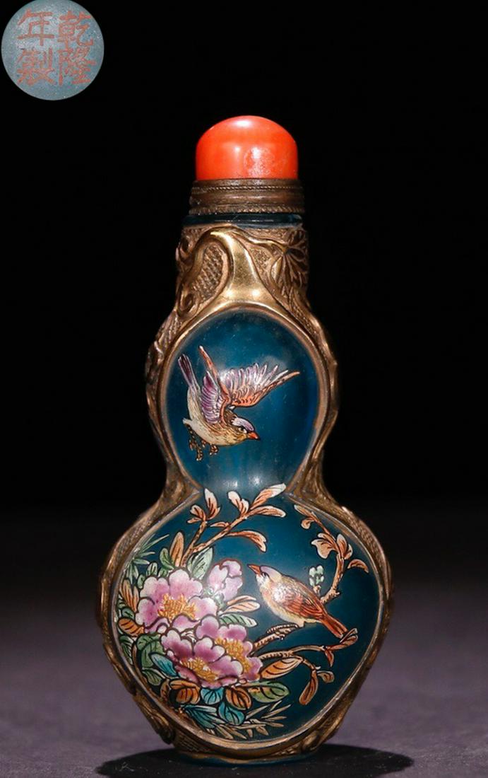 A GLASS SNUFF BOTTLE OUTLINE IN GOLD: Height 8.8 cm / Width 4.1 cm