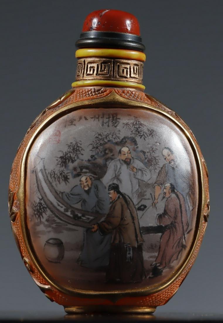 A GLASS SNUFF BOTTLE OUTLINE IN GOLD: Height 7.6 cm / Width 5.1 cm