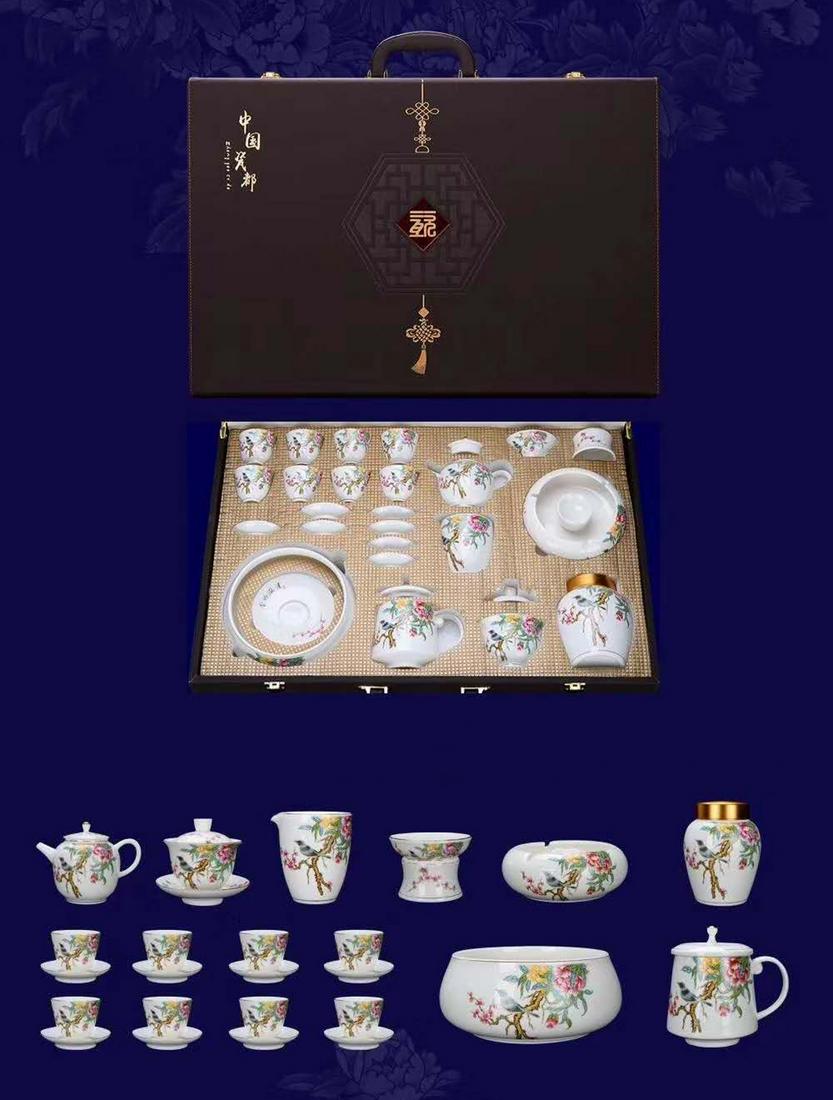 SET OF WHITE GLAZE TEA CUP PAINTED WITH FLOWER OUTLINE: Pot 1 Dimension 12.6 x 8 x 9 cm / Pot 2 Dimension 8.4 x 7.3 x 9 cm / Cup 1 Dimension 7.3 x 5.3 x 4.6 cm / Cup 2 Dimension 11.4 x 8.8 cm