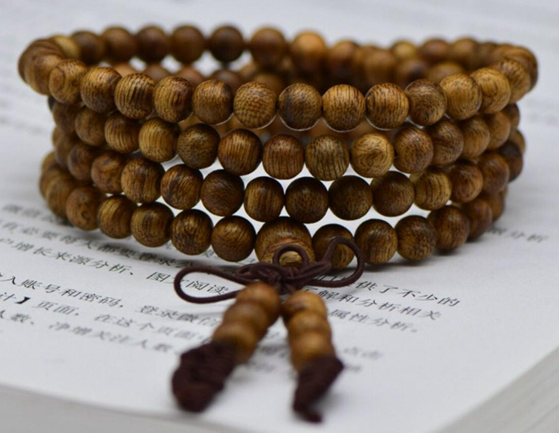 A MALAYSIA CHENXIANG WOOD CARVED BRACELET: Diameter 0.7 cm / Weight 9 g