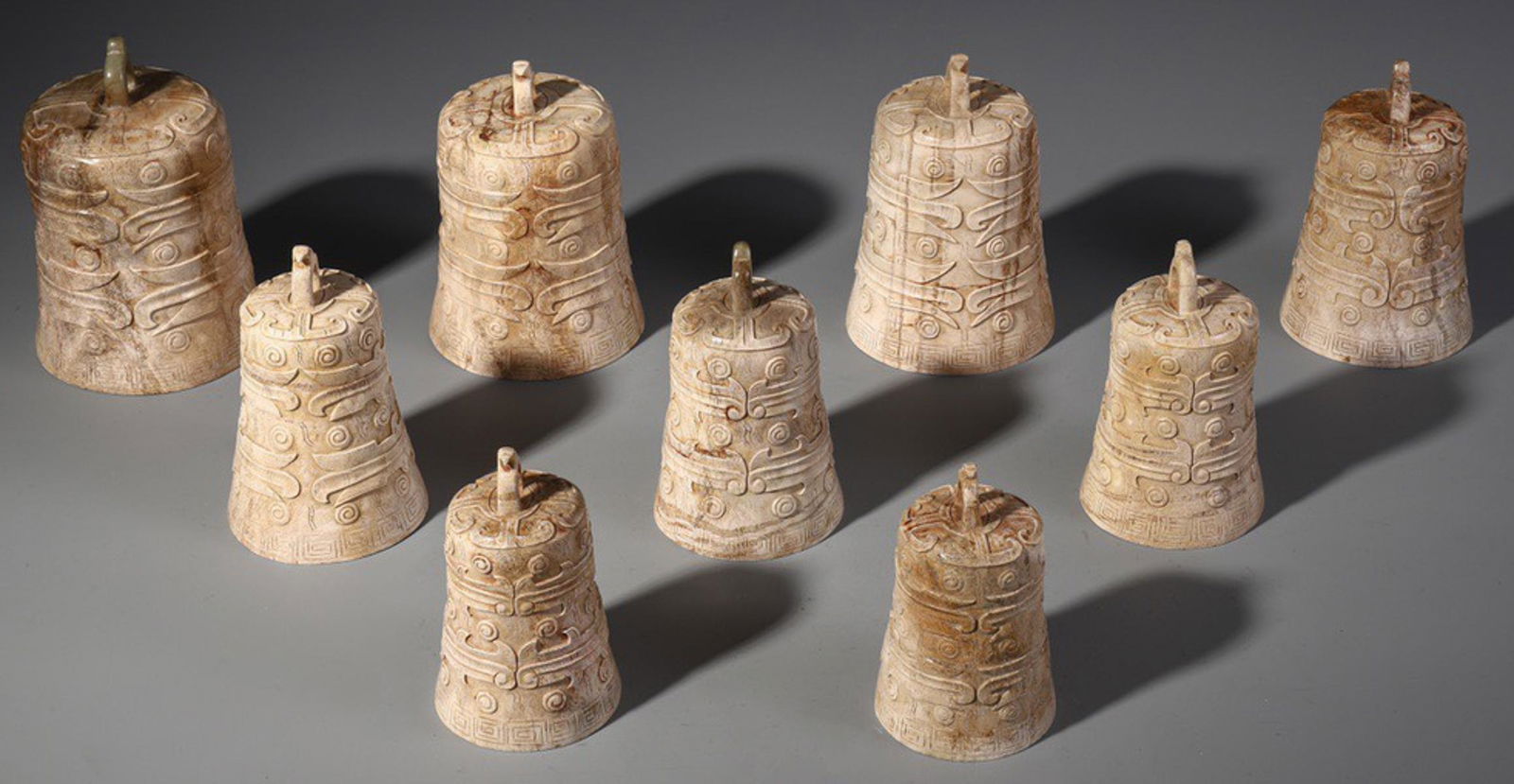 SET OF ANTIQUE JADE CARVED BELL: Height 13.8 cm / Diameter 9.8 cm / Weight 4290 g