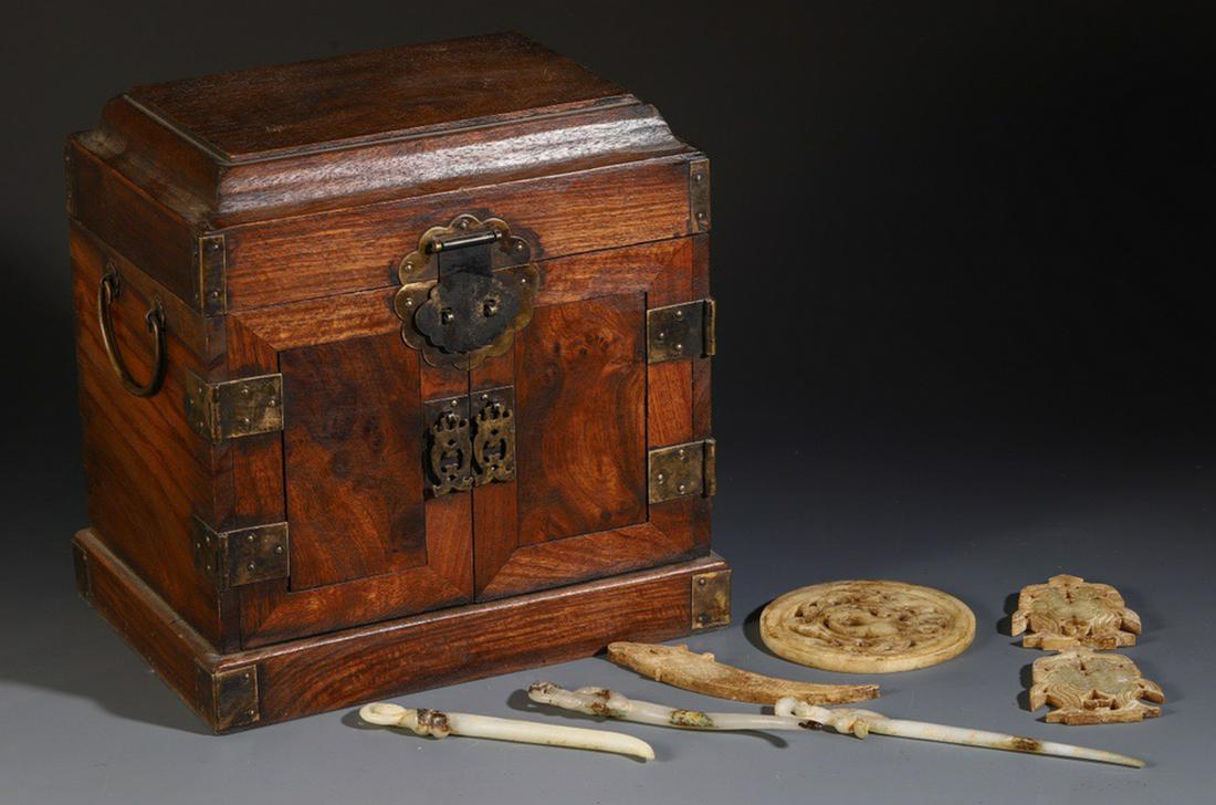 SET OF ANTIQUE JADE CARVED PENDANT: Diameter 9.5 cm / Thickness 0.5 cm / Weight 270 g