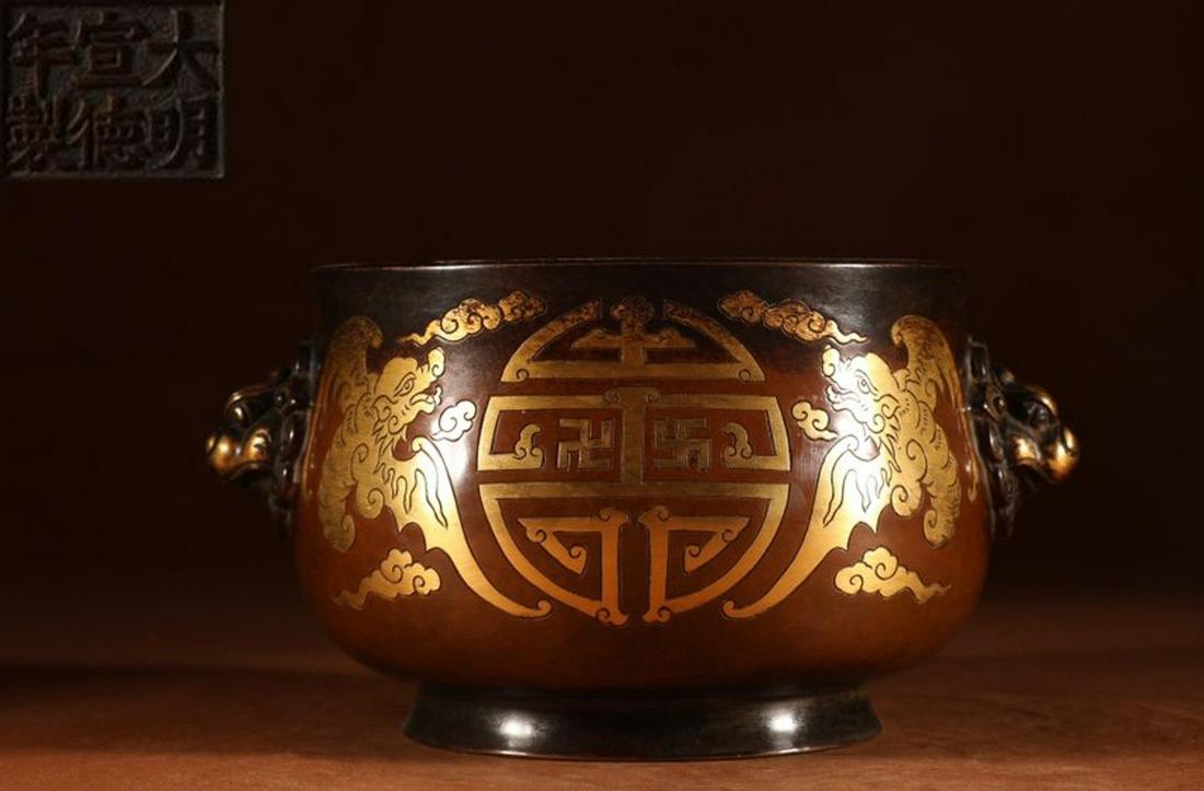 A GILT BRONZE CASTED DRAGON PATTERN CENSER: 15-17 Century.Height 11.2 cm / Mouth-Diameter 15.4 cm / Belly-Diameter 16.4 cm / Weight 3200 g
