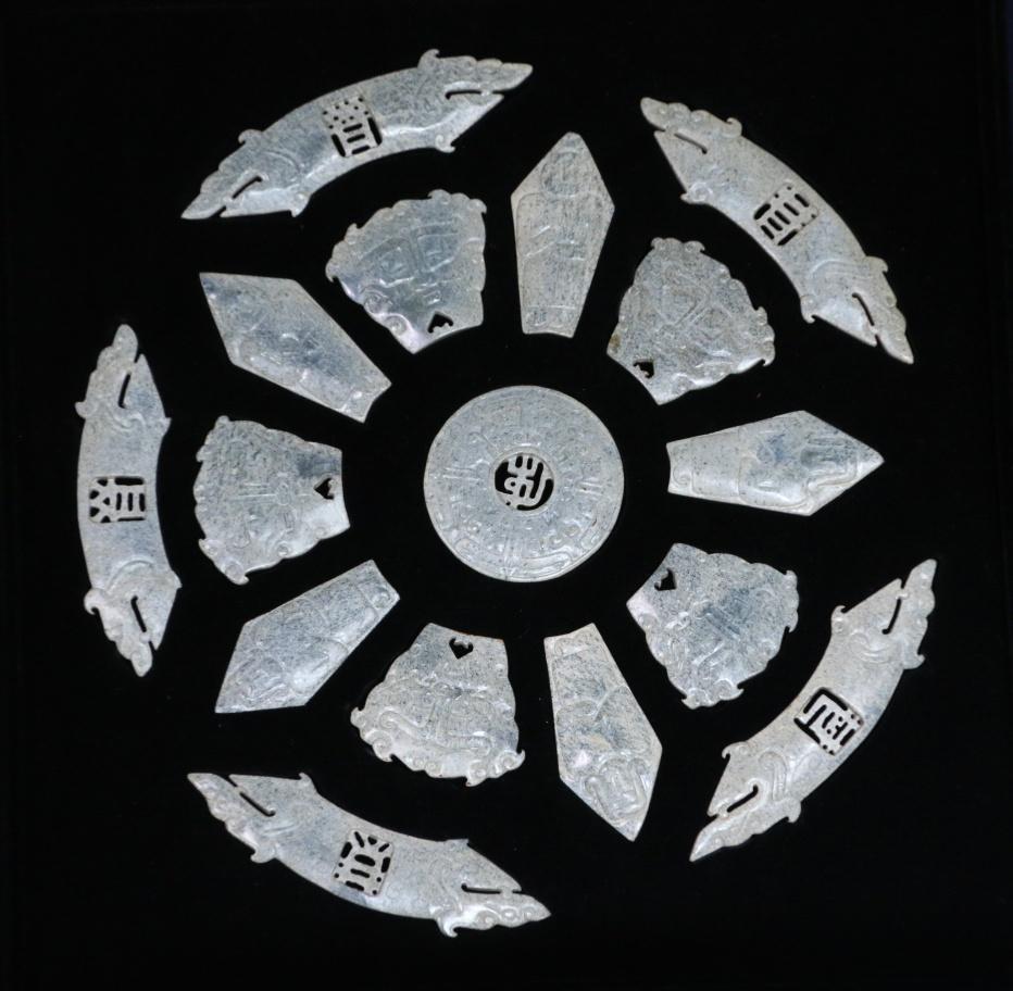 SET OF ANTIQUE JADE CARVED PENDANT: Dimension 7x0.3cm