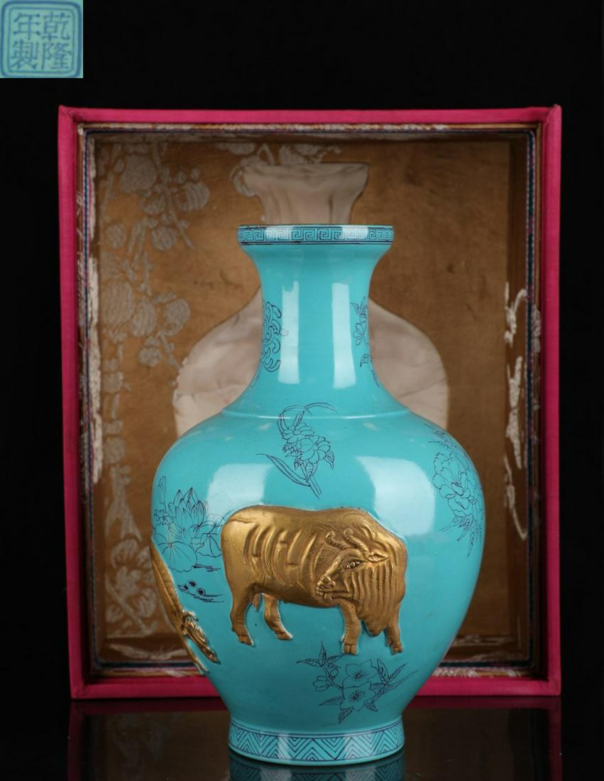 TURQUOISE GLAZE BULL PATTERN VASE: Height 24 cm / Belly-Diameter 15 cm