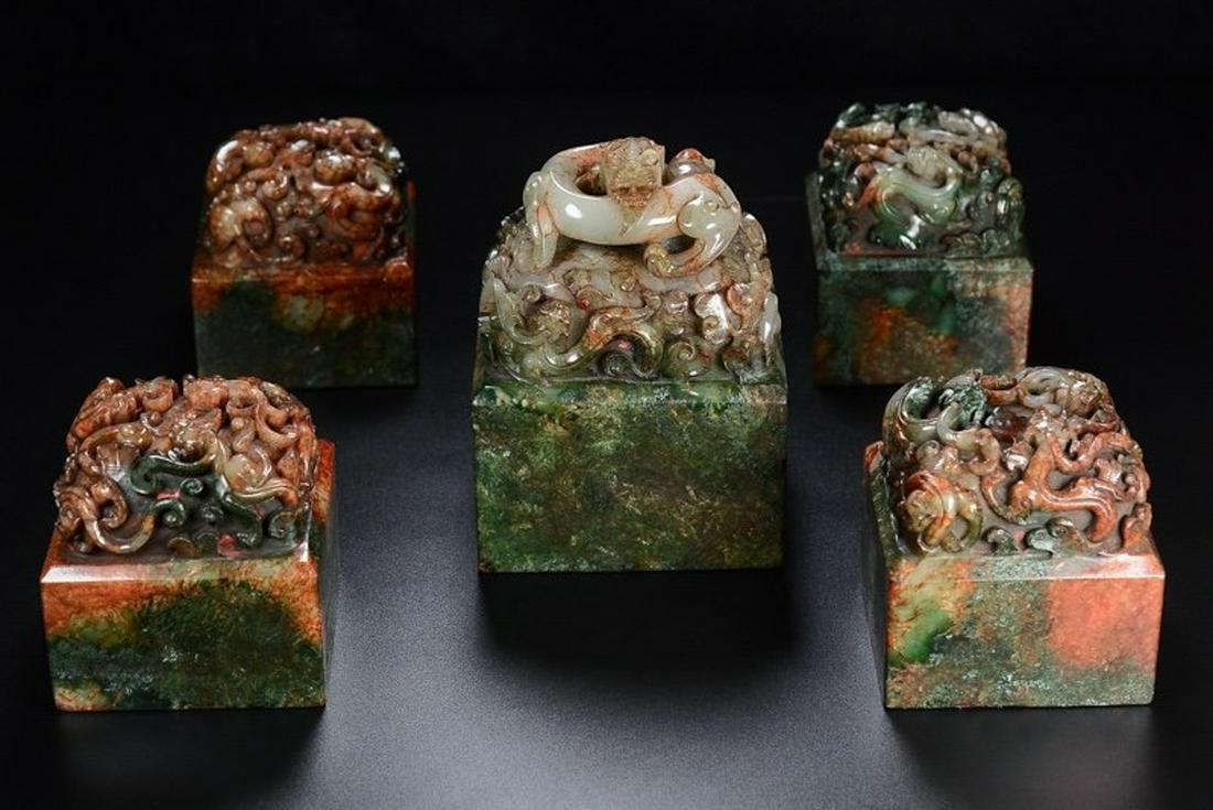 SET OF ANTIQUE JADE DRAGON SEALS: Big Seal Dimension 16.5 x 12 x 9.9 cm / Weight 4093 g . Small Seal Dimension 10 x 9.7 x 9.4 cm / Total Weight 8950 g