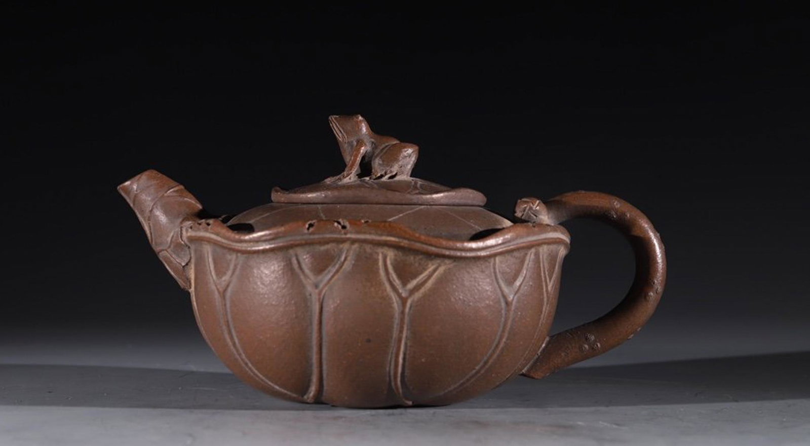 ZISHA CARVED POT: Height 8.6 cm / Ear-Diameter 17 cm