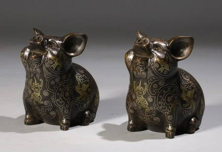 PAIR OF GOLD INLAID BRONZE CAST PIG PENDANTS: Length 5.8 cm / Width 5.4 cm / Height 7.6 cm / Weight 563g