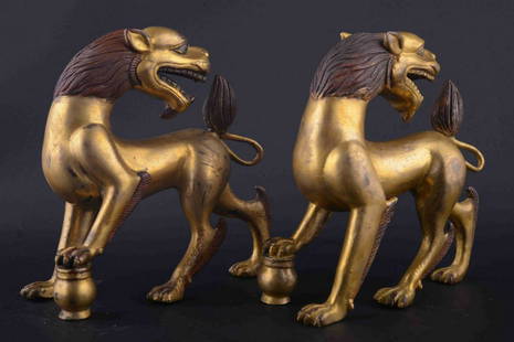 PAIR OF COPPER CAST LION ORNAMENTS: Length 11 cm / Height 12 cm / Weight 1416g