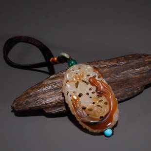 AGATE HOLLOW CARVED SACHET PENDANT: Height 7.9 cm / Width 5.1 cm / Thickness 2.2 cm / For more detailed description of this item please leave message to us or contact us at Email: info@empireauctioninc.com