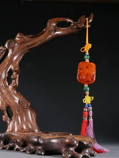 BEESWAX CARVED PHOENIX PATTERN PENDANT: Height 5.2 cm / Width 4 cm / Thickness 2.2 cm / Weigh 45 g