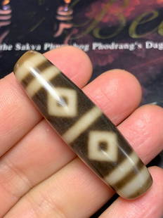 SIX EYES PATTERN DZI: Size 14 x 52 mm