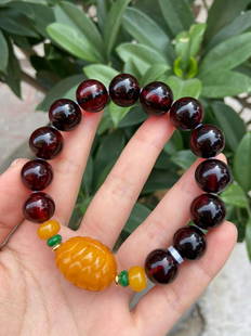 AMBER CARVED BEADED BRACELET: Bead-Diameter 1.3 cm / Turtle shell Size 2.3 x 1.8 cm / Width 23.5g