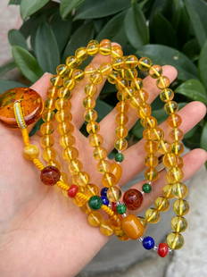AMBER CARVED BEADED PENDANT & BEADED NECKLACE: Length 57 cm / Pendant Diameter 2.6 cm / Width 40.5g