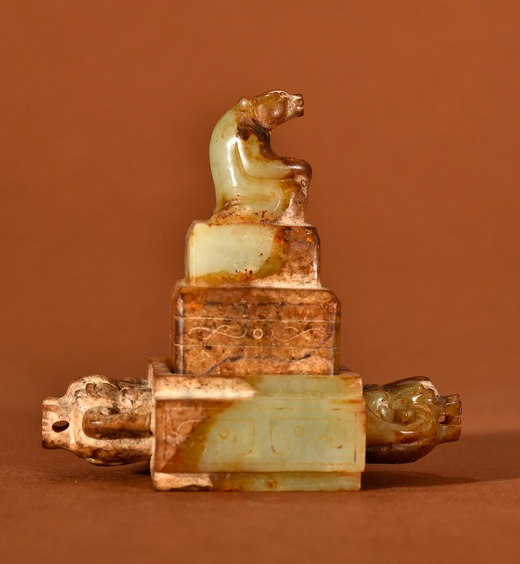 SET OF ANTIQUE JADE CARVED BEAR SEALS: Height 8.3 cm / Width 5.1 cm / Length 9 cm / Weight 282 g