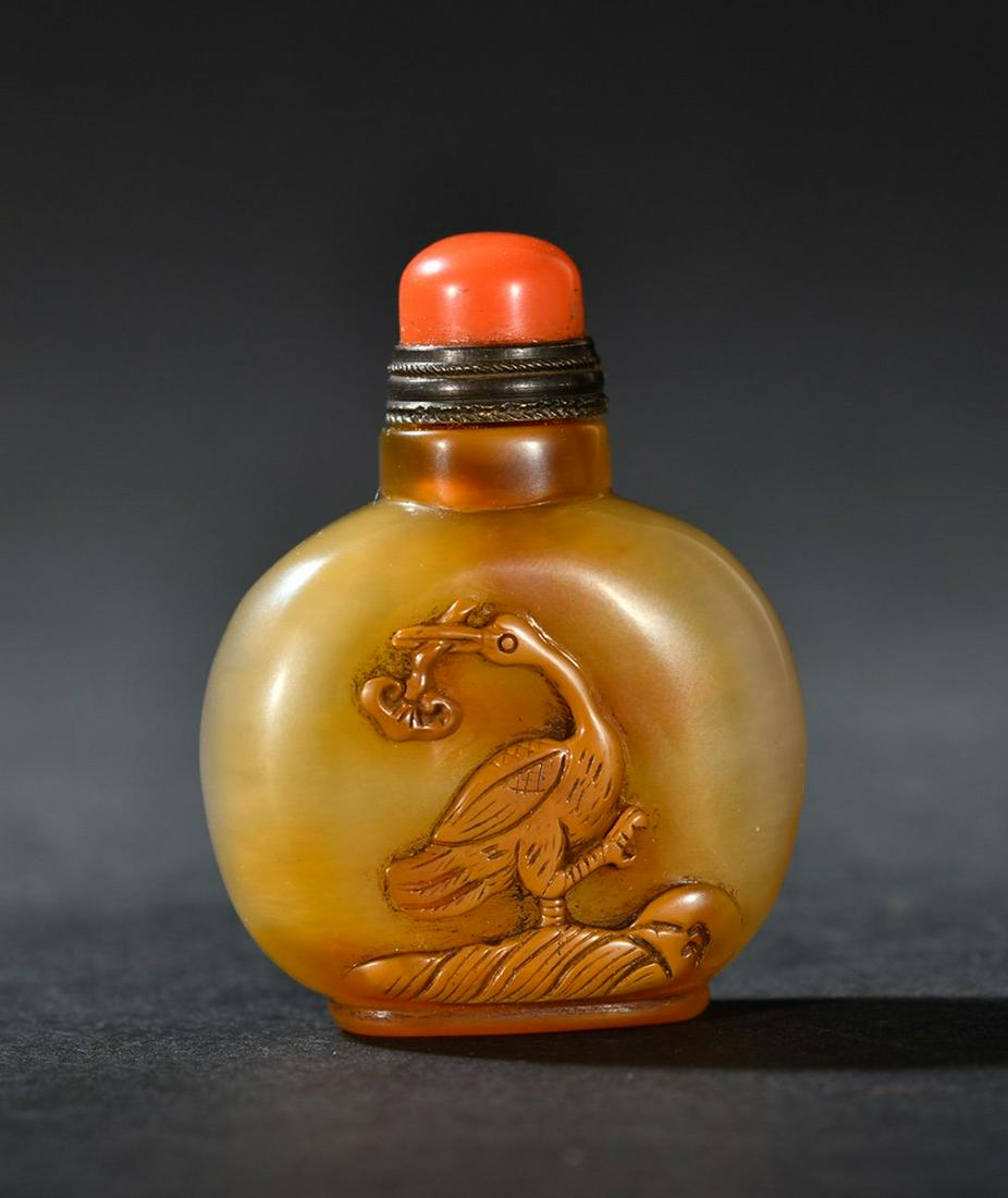 AGATE CARVED GOOSE PATTERN SNUFF BOTTLE: Height 5.1 cm / Width 4 cm / Thickness 2 cm / Weight 35 g
