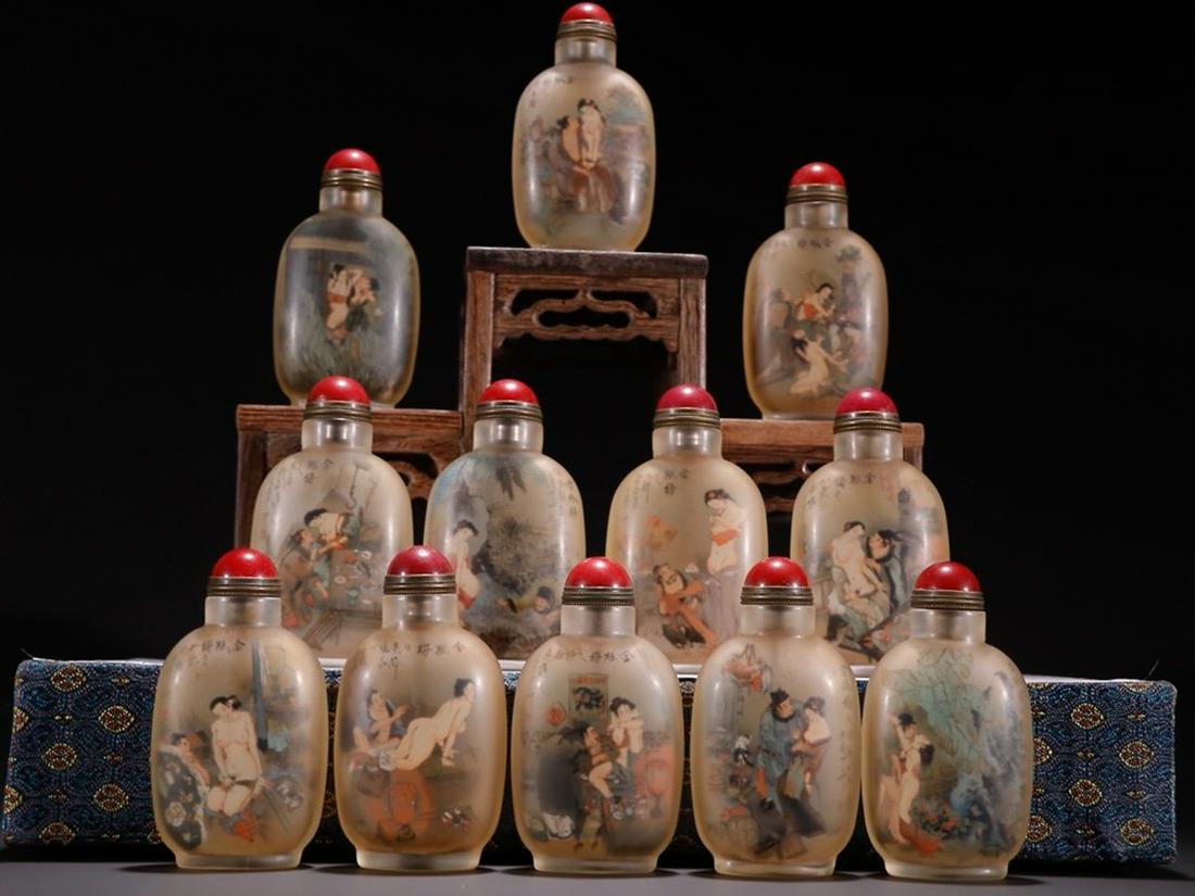 SET OF GLASS CARVED LITERATURE PAINTING SNUFF BOTTLES: Each Height 9.2 cm / Width 5.1 cm / Thickness 2.85 cm / Weight 98g