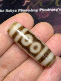 FIVE EYES PATTERN DZI: Size 13 x 38mm, For more detailed description of this item please leave message to us or contact us at Email: info@empireauctioninc.com / www.empireauctioninc.com/