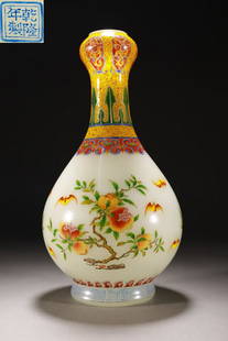 QIANLONG MARK GLASS BAT GANODERMA PATTERN VASE: Dimension 14.3 x 25.8 cm / Weight 1220 g, (Dimension 5.6 x 10.2 in), For more detailed description of this item please leave message to us or contact us at Email: info@empireauctioninc.com /