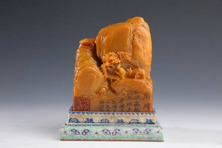 QIANLONG MARK TIANHUANG STONE CARVED MOUNTAIN SEAL