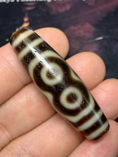 FIVE EYES PATTERN DZI: Size 14 x 47mm, For more detailed description of this item please leave message to us or contact us at Email: info@empireauctioninc.com / www.empireauctioninc.com/