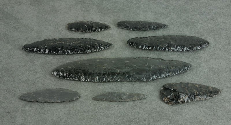 Prehistoric Arrowheads and Spear Points: Stone (26 items/3 trays)
