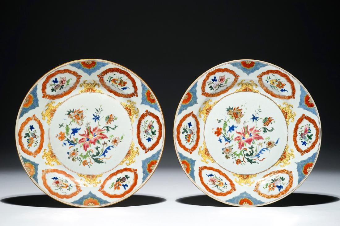 A pair of Chinese export porcelain 'Pronk-studio': A pair of Chinese export porcelain 'Pronk-studio' plates, Qianlong Dia.: 25,5 cm