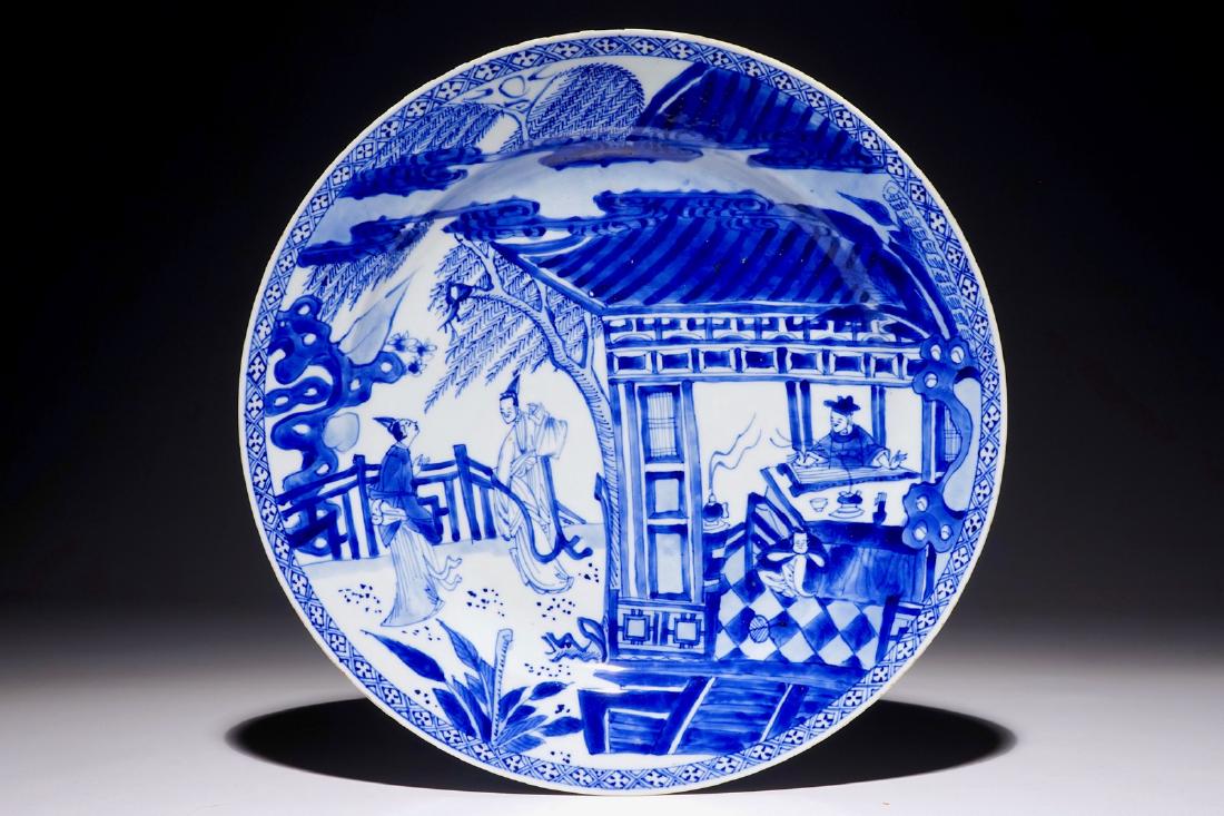 A Chinese blue and white charger with a scene from "The: A Chinese blue and white charger with a scene from "The Romance of the Western Chamber", Yongzheng Dia.: 32 cm - H.: 4,3 cm
