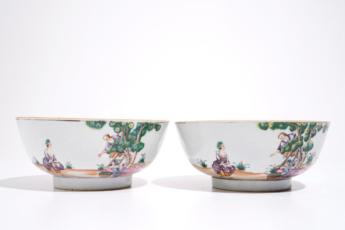 A pair of Chinese famille rose cherrypickers bowl,: A pair of Chinese famille rose cherrypickers bowl, Qianlong Dia.: 20,5 cm - H.: 9 cm