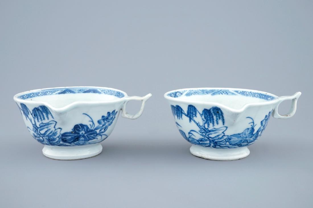 A pair of Chinese blue and white sauce boats, Qianlong: A pair of Chinese blue and white sauce boats, Qianlong Dia.: 11 cm - H.: 5,5 cm