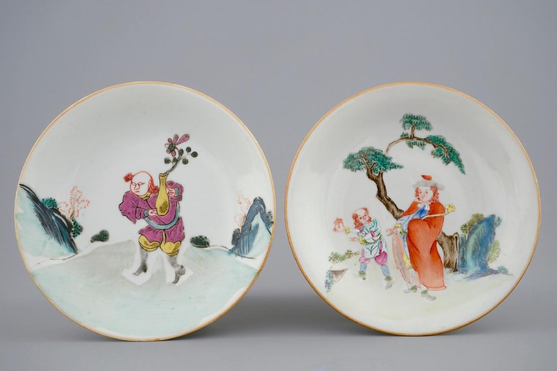 A pair of Chinese famille rose European subject plates,: A pair of Chinese famille rose European subject plates, Qianlong/Jiaqing, 18/19th C. Dia.: 15,5 cm Condition:- The left plate in good condition with some baking flaws to the yellow and pink enamels.-