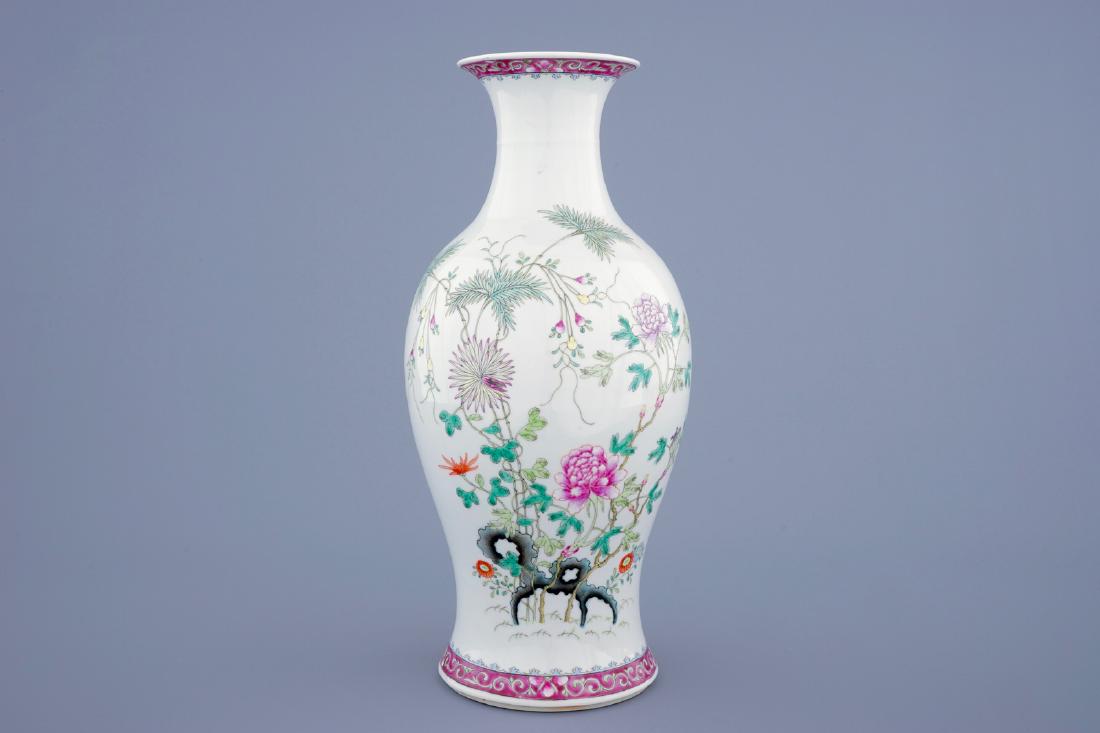 A fine Chinese famille rose vase with floral design,: A fine Chinese famille rose vase with floral design, 19/20th C. H.: 45 cm