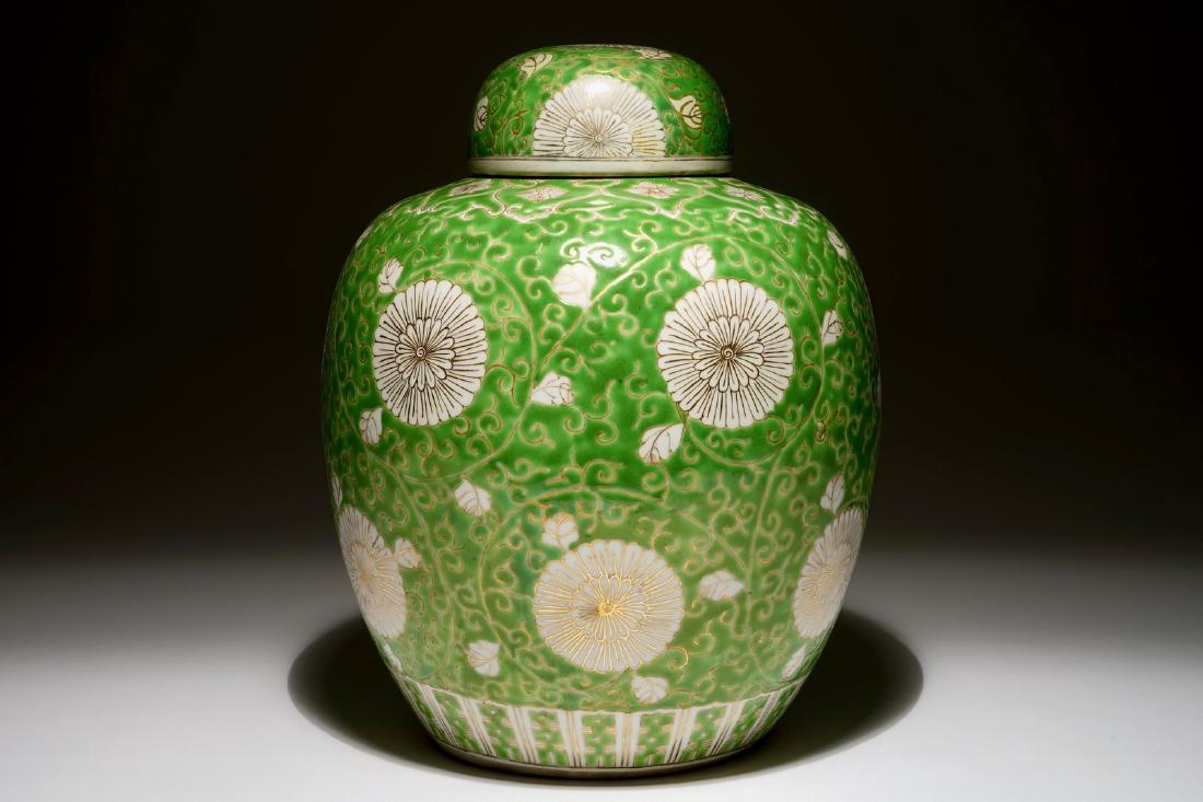 A Chinese lime green ground and gilt covered ginger: A Chinese lime green ground and gilt covered ginger jar, 19/20th C. H.: 33 cm (incl. cover)