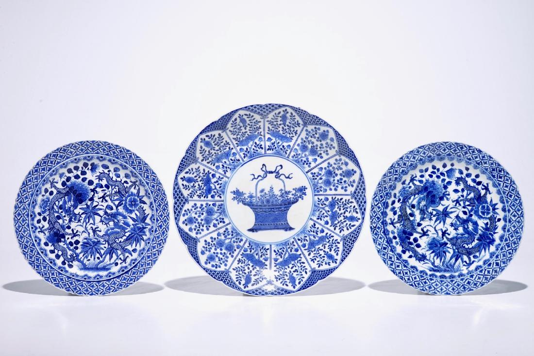 A pair of blue and white Chinese dragon plates and a (1 of 2)