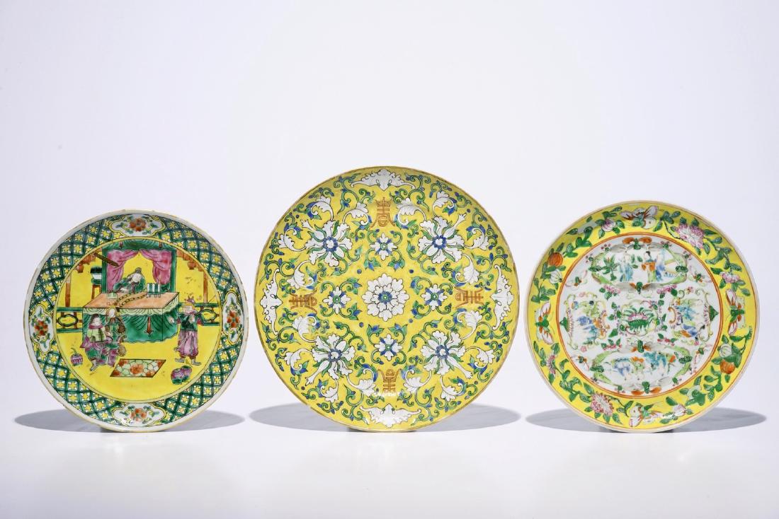 Three Chinese famille rose and verte on yellow ground: Three Chinese famille rose and verte on yellow ground plates, 19th C. Dia.: 24,5 cm (the largest)
