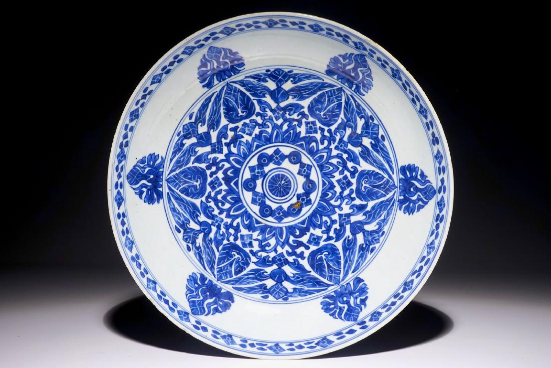 A Chinese blue and white charger for the Islamic: A Chinese blue and white charger for the Islamic market, Kangxi Dia.: 35,7 cm - H.: 7,5 cm