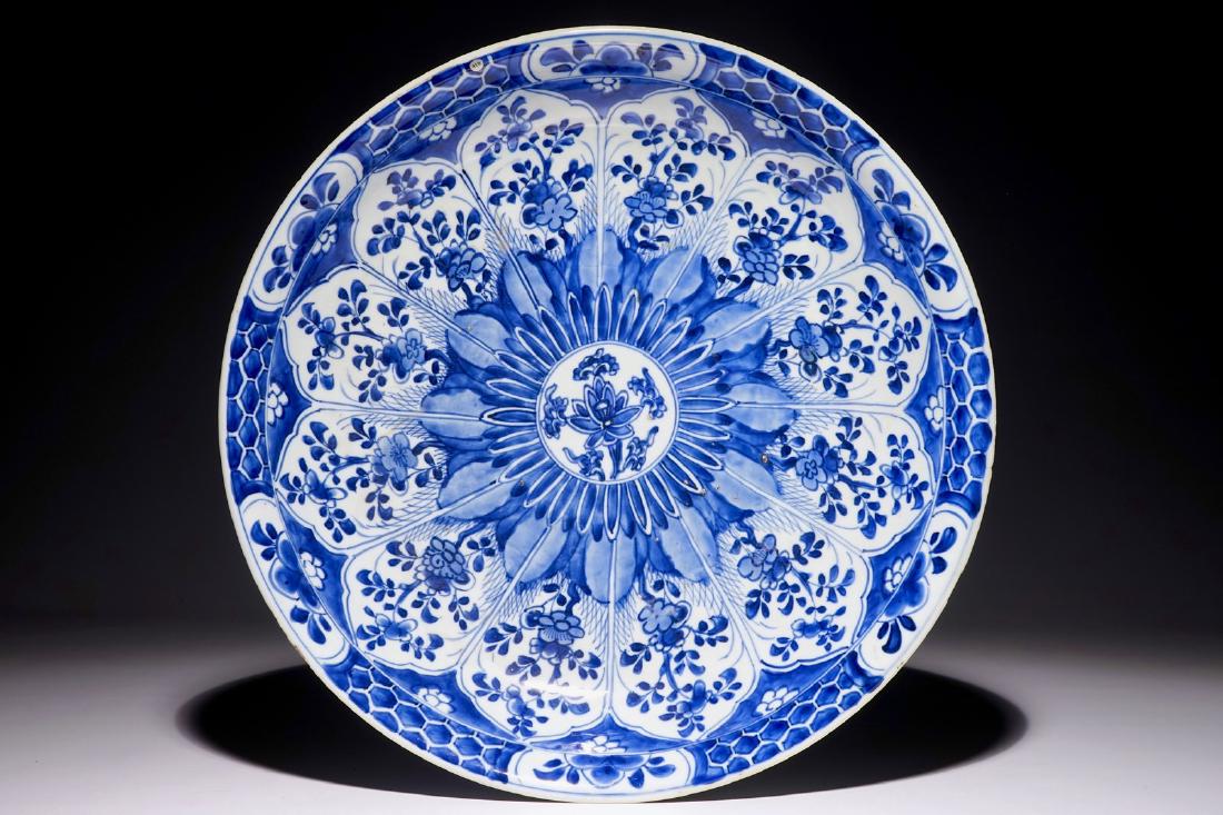 A Chinese blue and white charger with floral design,: A Chinese blue and white charger with floral design, Kangxi Dia.: 38,5 cm - H.: 6,7 cm